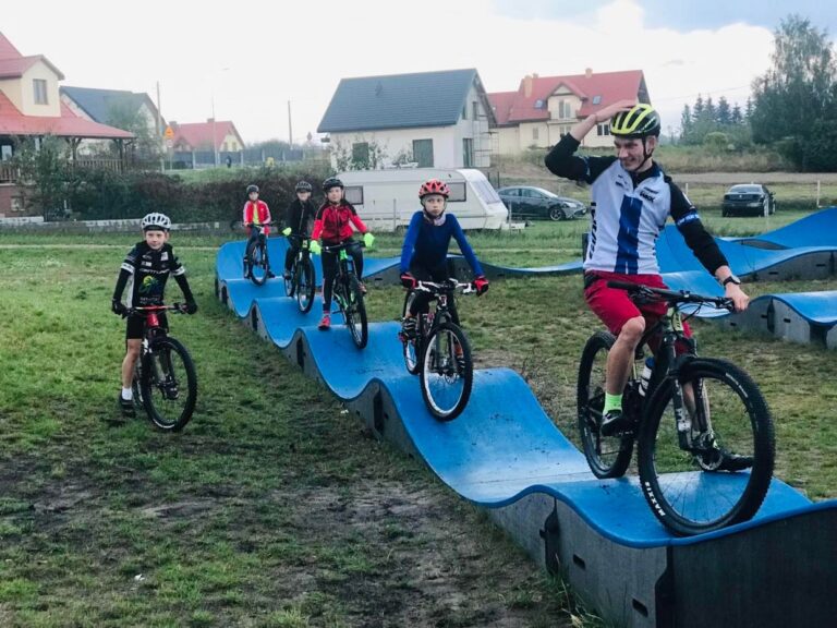 Dzieci na pumptrack